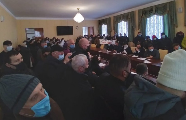 Тарифные протесты: в Житомире митингующие штурмом взяли здание облсовета, фото