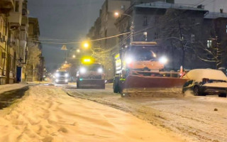Киев засыпало снегом: на улицах работает более 400 единиц спецтехники