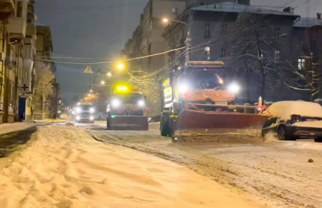 Киев засыпало снегом: на улицах работает более 400 единиц спецтехники