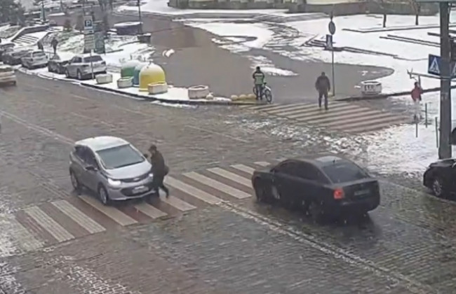 В центрі Києва автомобіль збив чоловіка на переході, відео