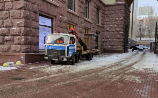 Возле КГГА эвакуаторы устроили «охоту» на «героев парковки», фото