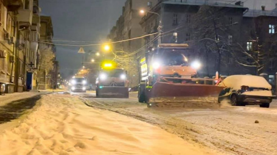 Киев засыпало снегом: на улицах работает более 400 единиц спецтехники