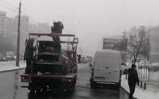 В Киеве «герой парковки» с ножом атаковал эвакуатор, видео