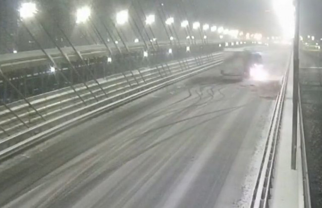 Серьезное ДТП в Киеве: фуру носило на Южном мосту, видео