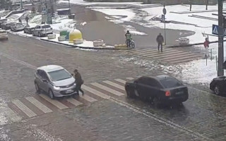 В центрі Києва автомобіль збив чоловіка на переході, відео