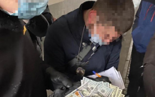 Посадовець «Київтранспарксервісу» погорів на валютному хабарі