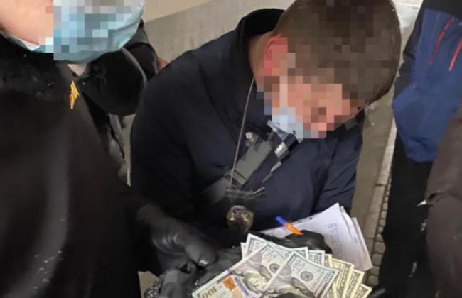 Посадовець «Київтранспарксервісу» погорів на валютному хабарі