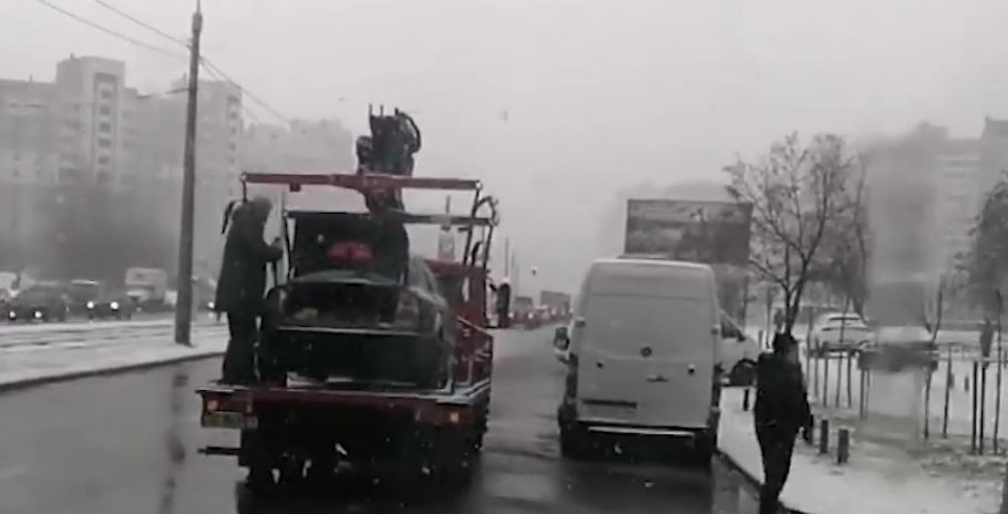 В Киеве «герой парковки» с ножом атаковал эвакуатор, видео