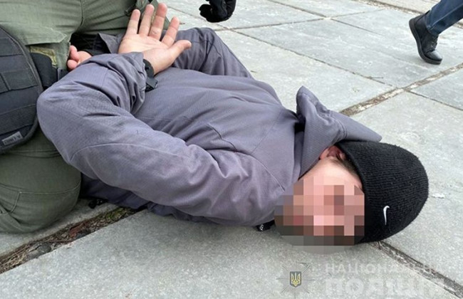 В Киеве мужчина отбирал у детей мобильные телефоны, угрожая ножом