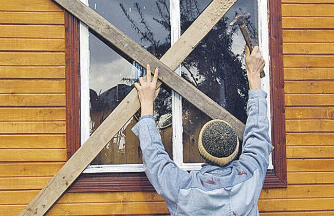 Грабили дачи, проникая через окна: в Киевской области орудовала банда злоумышленников