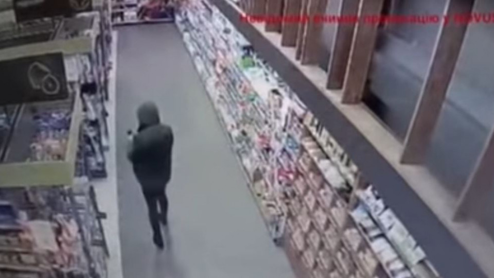 Под Киевом мужчина пытался подкинуть в магазин игрушки для армии РФ: видео