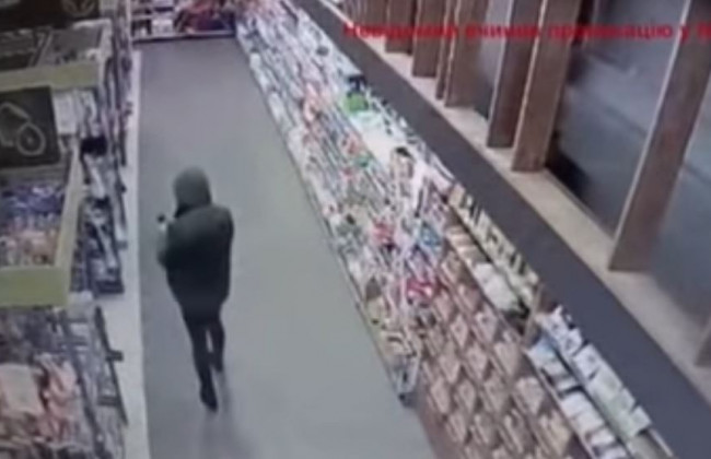 Под Киевом мужчина пытался подкинуть в магазин игрушки для армии РФ: видео