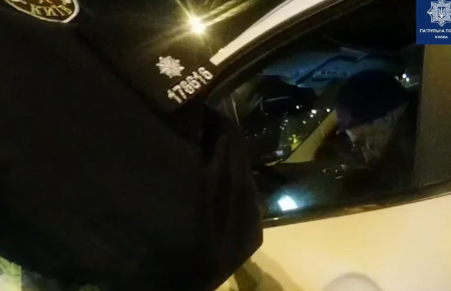 В Киеве пьяный водитель уснул за рулем прямо посреди дороги: видео