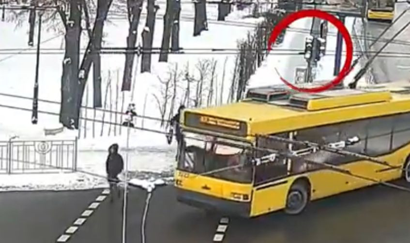 В Киеве троллейбус на пешеходном переходе сбил женщину, видео