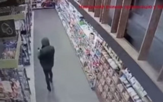 Под Киевом мужчина пытался подкинуть в магазин игрушки для армии РФ: видео