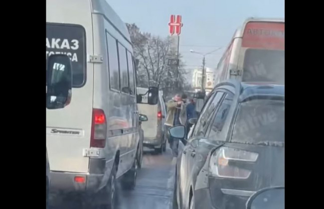 В Борисполе люди перекрыли дорогу из-за роста тарифов, видео