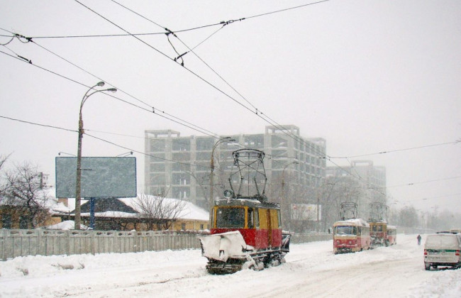 В Киеве из-за снега трамвай сошел с рельсов