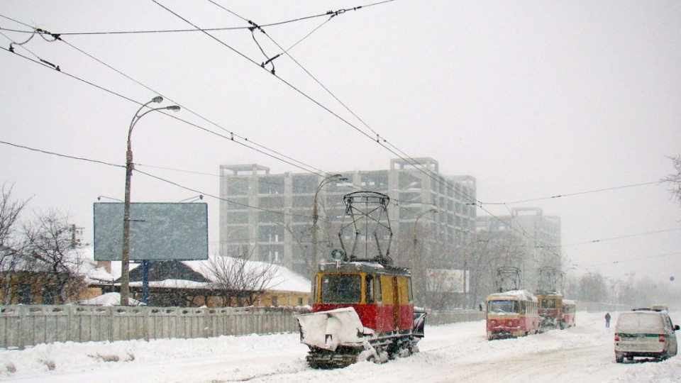 В Киеве из-за снега трамвай сошел с рельсов
