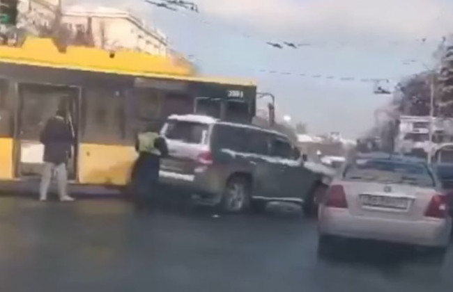 В Киеве не поделили дорогу троллейбус и внедорожник, видео