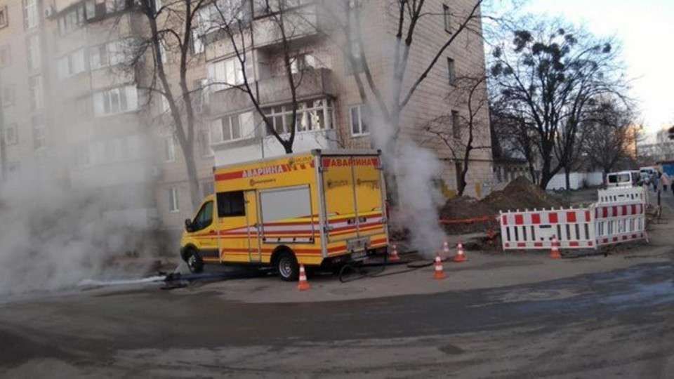 В Киеве подъезд затопило кипятком, видео