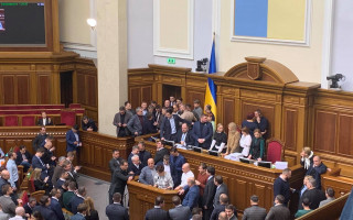 Депутати сперечаються, чи треба скорочувати кількість народних обранців у Раді до 300