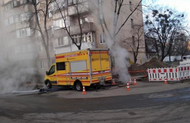 В Киеве подъезд затопило кипятком, видео