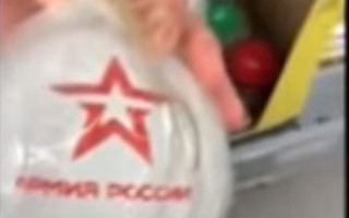Под Киевом мужчина пытался подкинуть в магазин игрушки с символикой РФ: видео