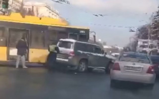 В Киеве не поделили дорогу троллейбус и внедорожник, видео
