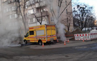 В Киеве подъезд затопило кипятком, видео