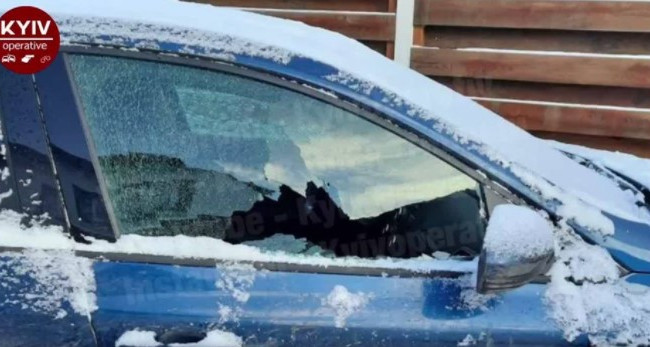В Киеве стекла авто не выдерживают лютый мороз, видео