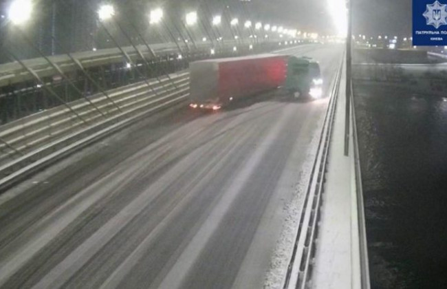 У Києві фуру «склало» поперек мосту через Дніпро, відео