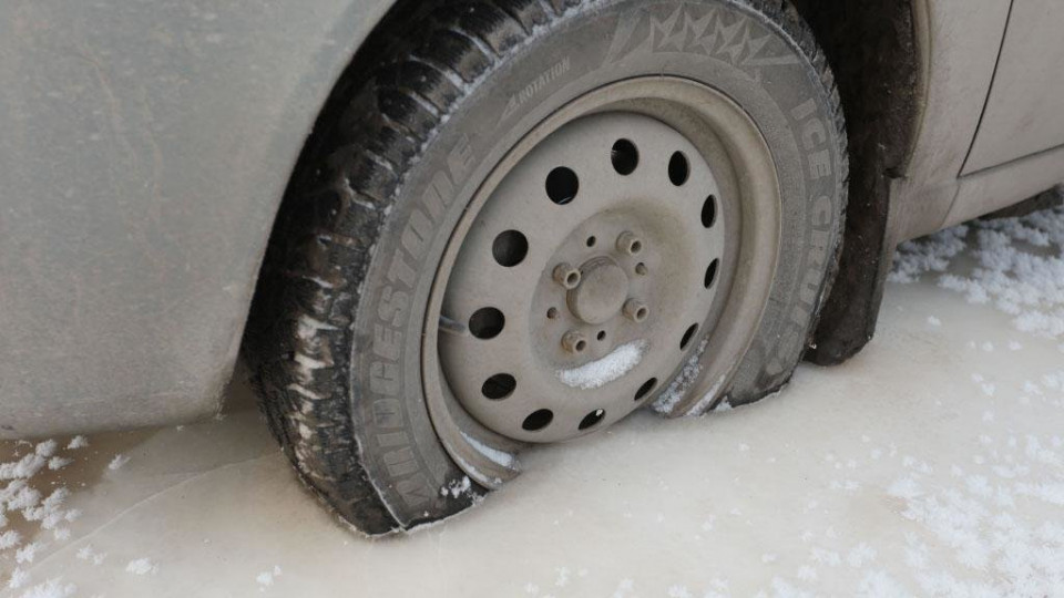 В Киеве лихач проехался по льду, и его авто провалилось в воду