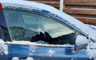 В Киеве стекла авто не выдерживают лютый мороз, видео