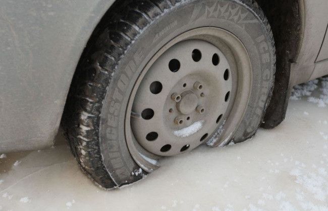 В Киеве лихач проехался по льду, и его авто провалилось в воду