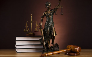 Визнання судом дійсним не посвідченого нотаріально договору не виключає надалі визнання його недійсним через фраудаторність: ВС