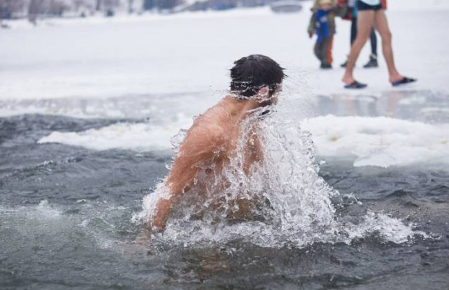 Крещение в локдаун: отменит ли Киев традиционные купания в проруби