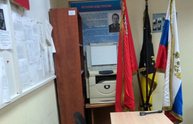 В России в отделении полиции начался суд над Навальным, фото и видео