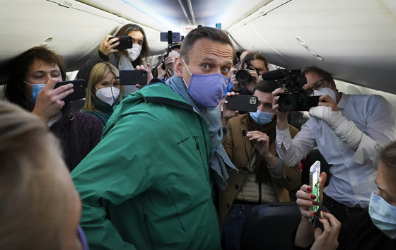 Евросоюз требует освободить Навального и всех задержанных журналистов, освещавших его прибытие