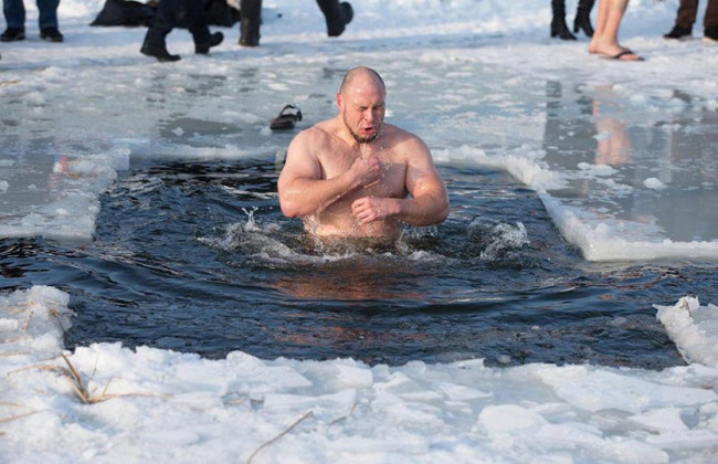 Можно ли купаться в проруби переболевшим COVID-19: врач рассказал нюансы