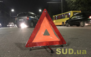 В Киеве водитель протаранил припаркованное авто и скрылся