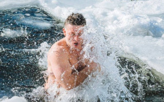 Купання у крижаній воді на Водохреща: чи безпечно це робити