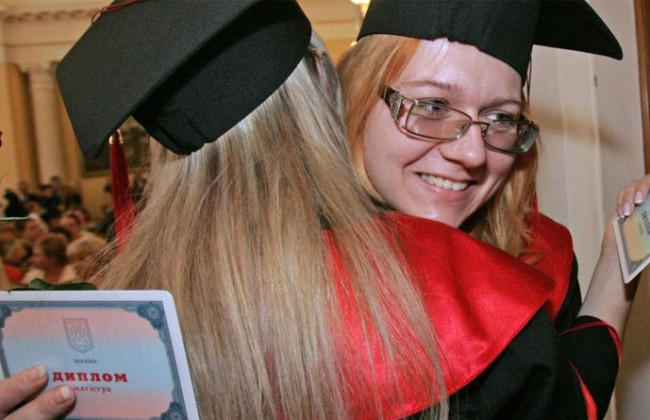 Украинские вузы, как и раньше, могут выдавать дипломы с отличием: Минобразования