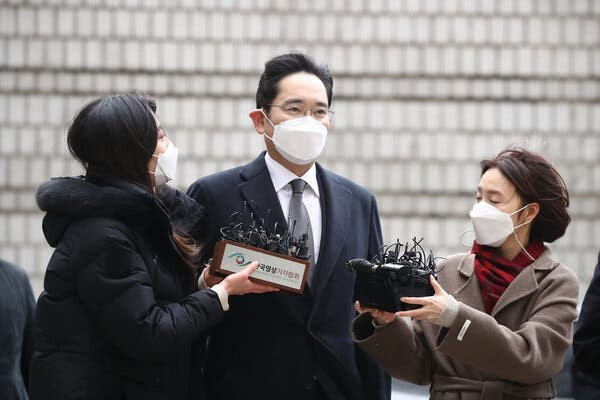 Глава Samsung вернется в тюрьму за взяточничество