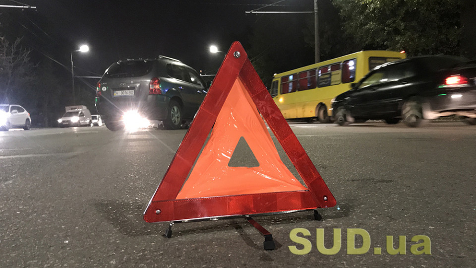 В Киеве водитель протаранил припаркованное авто и скрылся