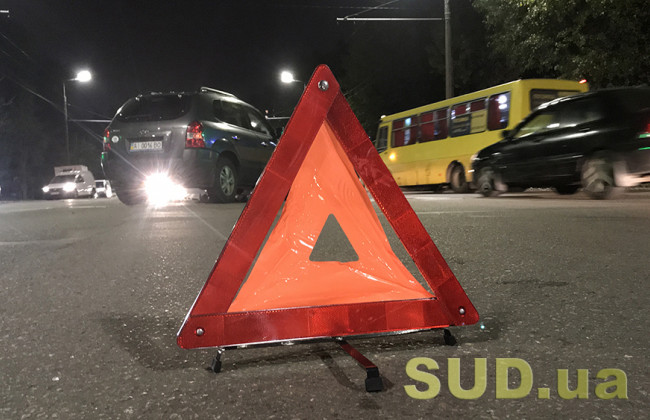 В Киеве водитель протаранил припаркованное авто и скрылся