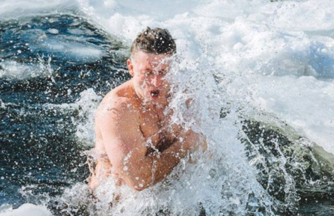 Купання у крижаній воді на Водохреща: чи безпечно це робити