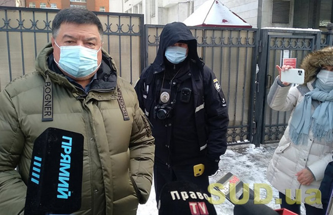 Співробітники Управління державної охорони не пропускають Олександра Тупицького на територію КСУ