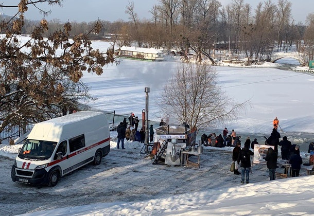 В Киеве проходят массовые купания в проруби, фото