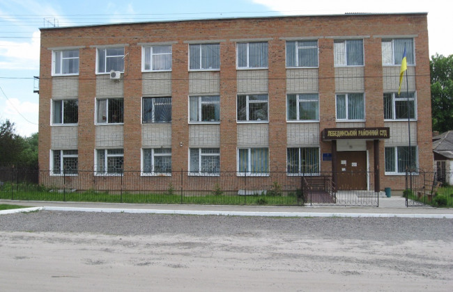 Активисты пригрозили судье повесить его или выбросить в окно