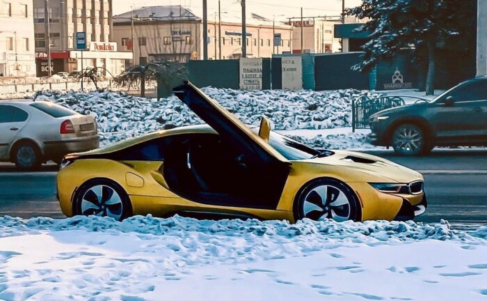 В Украине заметили дорогой спорткар яркого цвета